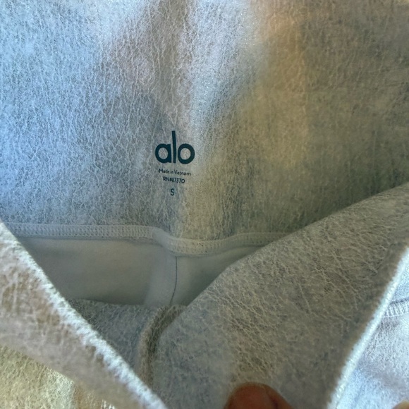 ALO Airbrush White Metallic Leggings size: Small - Picture 3 of 4